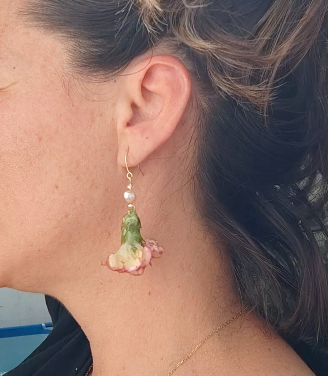 Pendientes artesanales con mini claveles naturales resinados, perlas naturales de río y acero inoxidable