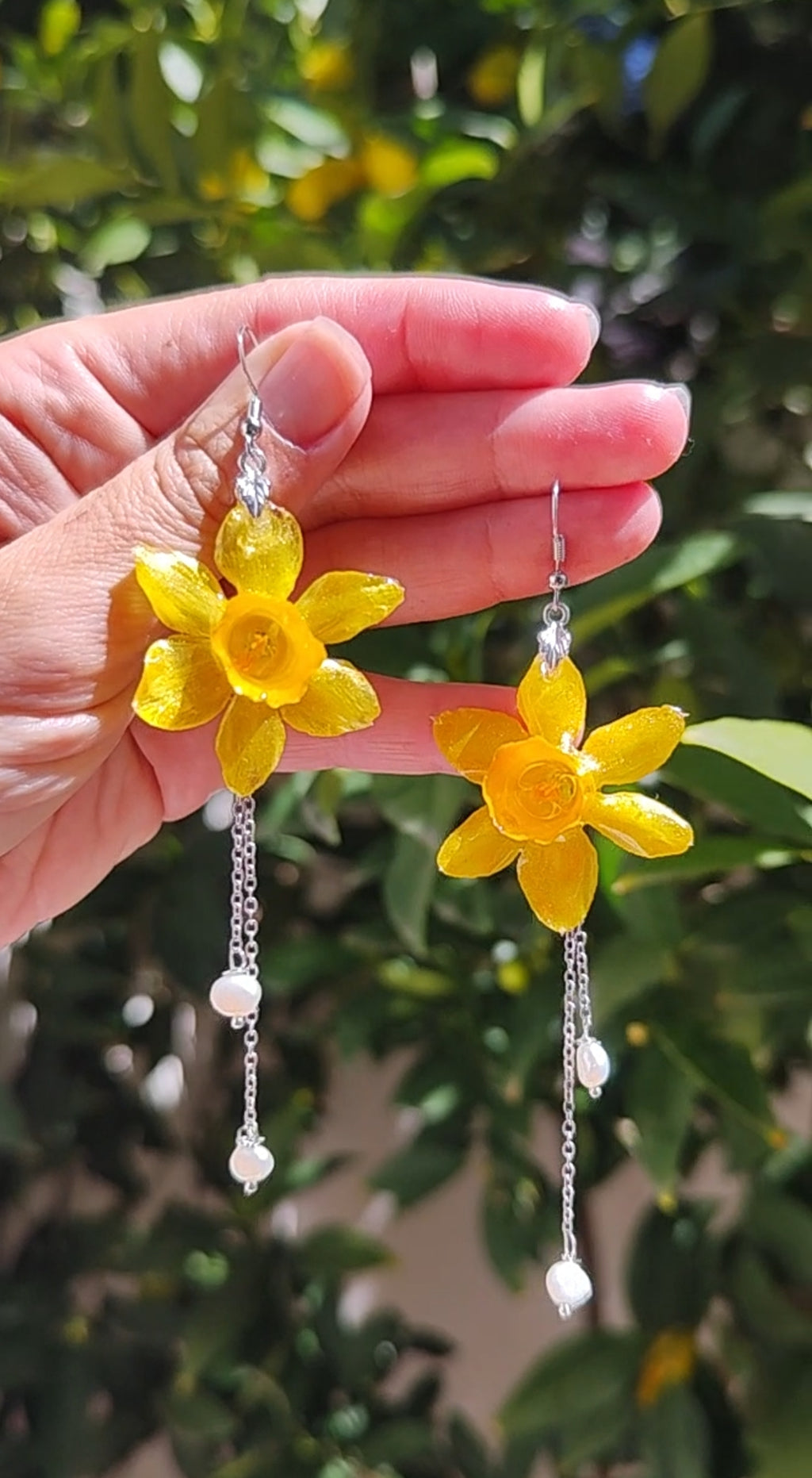 Pendientes de Narciso Real con Perlas Naturales | Flores Preservadas en Resina con Nácar Dorado | Joyería Floral Hecha a Mano