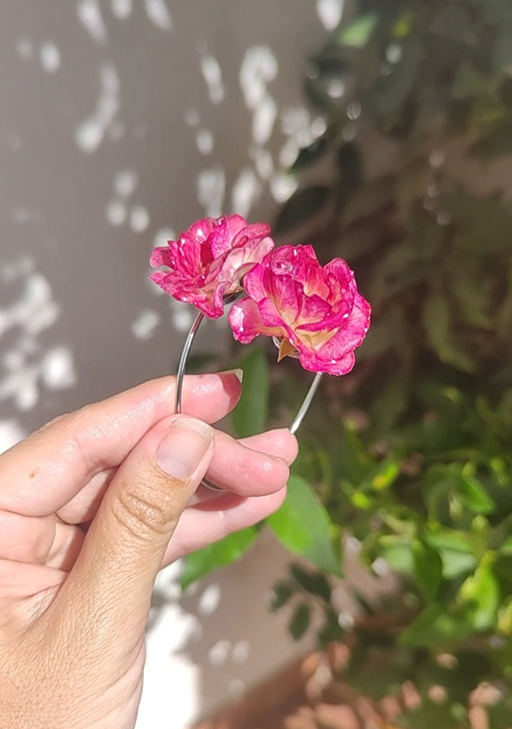 Pulsera de Rosas Reales. Brazalete de Acero Inoxidable con Rosas Preservadas en Resina, Joyería Artesanal, Regalo Romántico para Ella