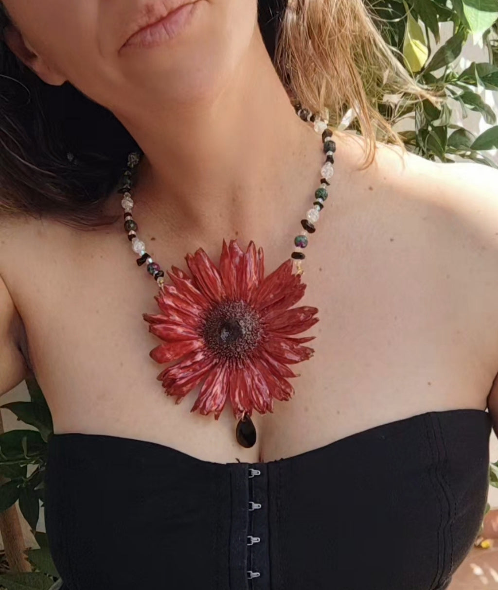 Collar Gerbera Roja Hecho a Mano, Collar con Cristal Facetado, Obsidiana y Piedra Mineral, Flor Pintada con Nácar Iridiscente, Joyería Floral