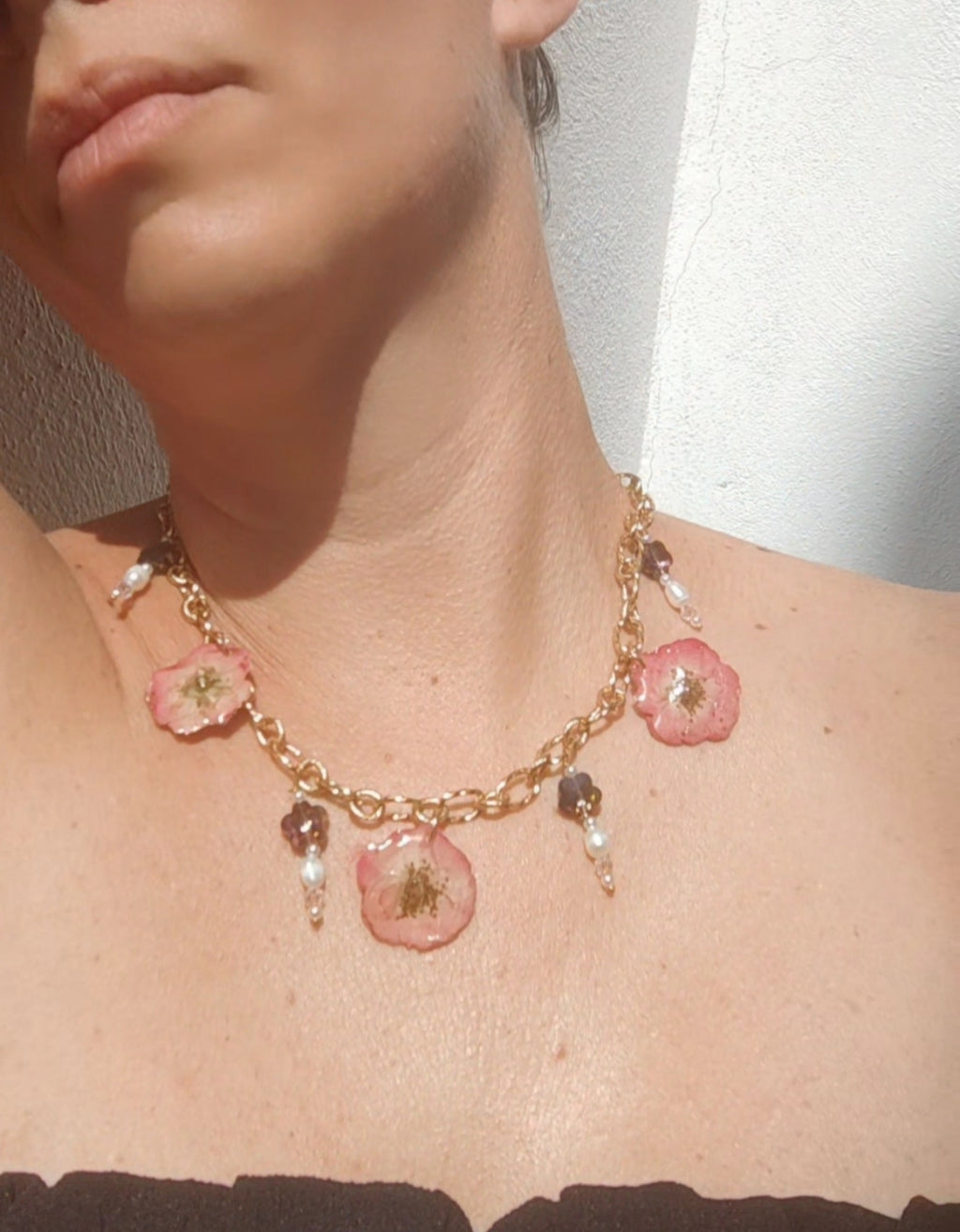 Collar de rosas reales, cristal facetado y perlas naturales