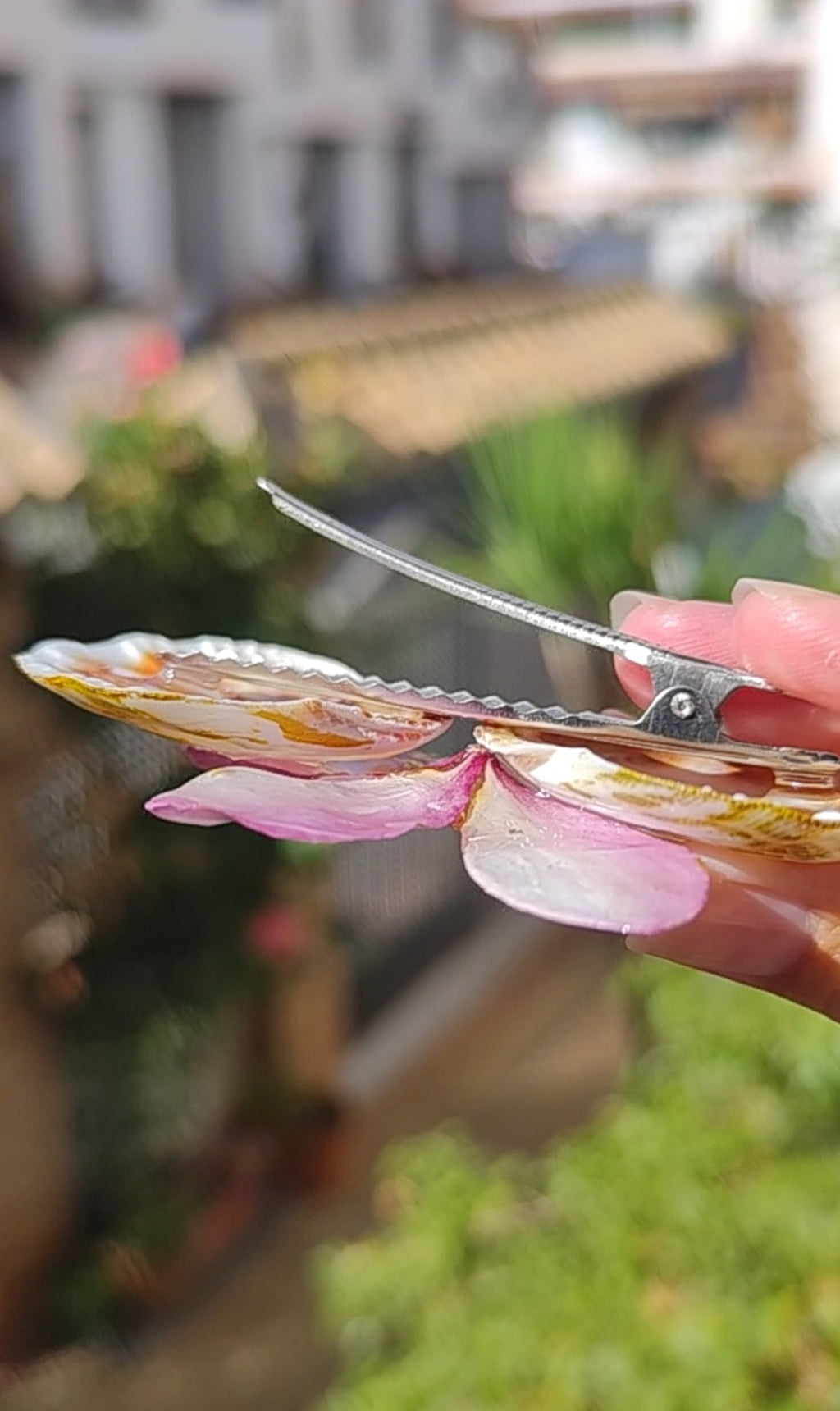 Clip de Pelo Artesanal con Flor de Plumeria y Conchas Naturales. Accesorio Tropical, Boda en la Playa, Estilo Boho Verano