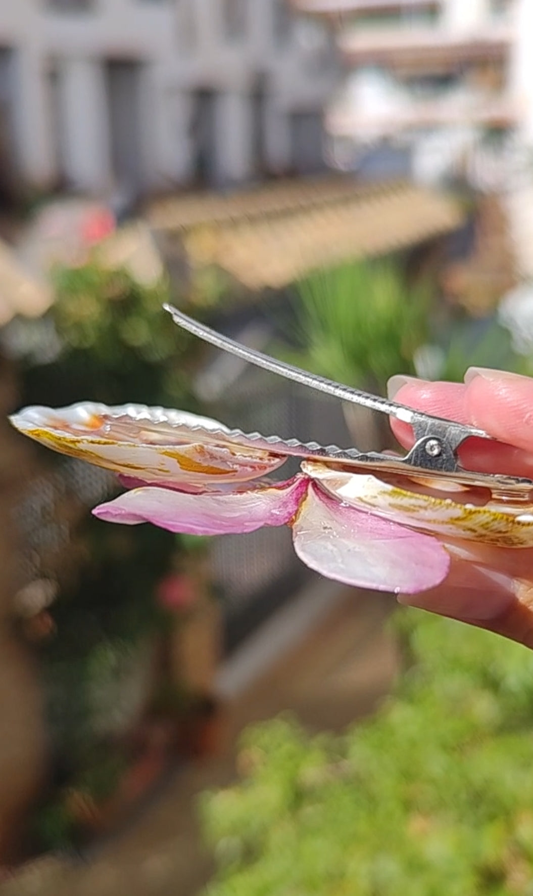 Clip de Pelo Artesanal con Flor de Plumeria y Conchas Naturales. Accesorio Tropical, Boda en la Playa, Estilo Boho Verano