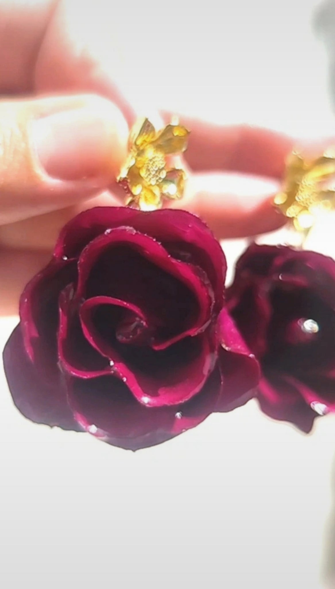 Pendientes artesanos de rosas reales resinadas