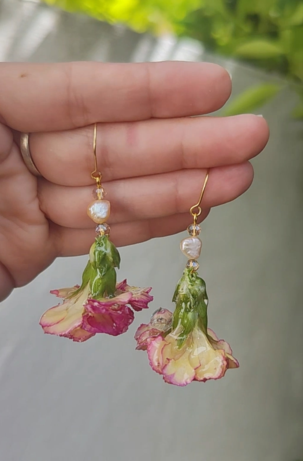 Pendientes artesanales con mini claveles naturales resinados, perlas naturales de río y acero inoxidable