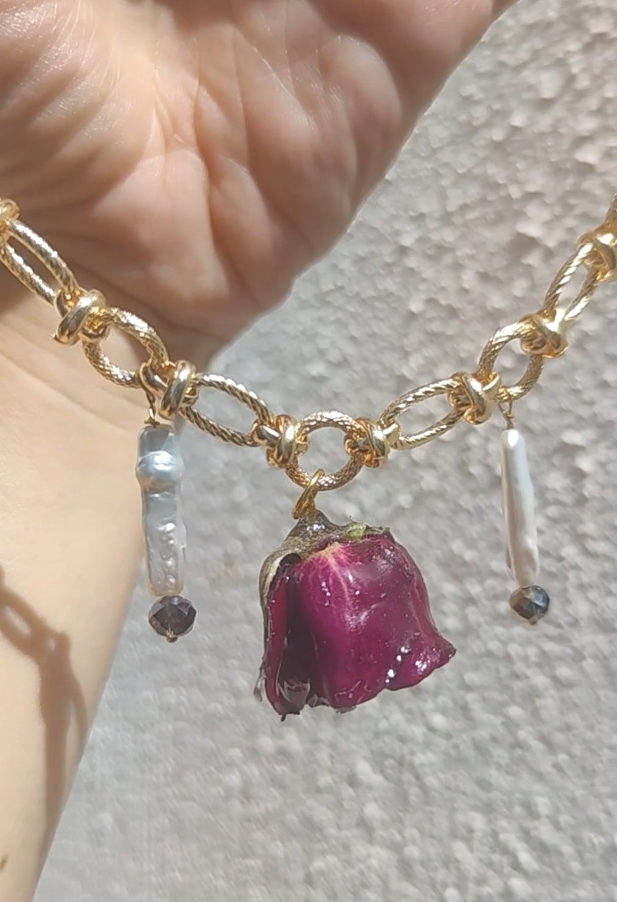 Collar con rosa natural encapsulada en resina – Joyería botánica hecha a mano con perlas y cristal, baño en oro 18K