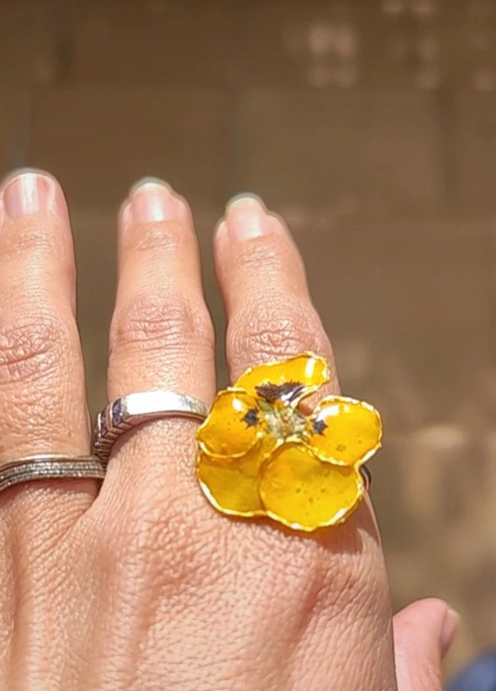 Anillo de pensamiento real resinado