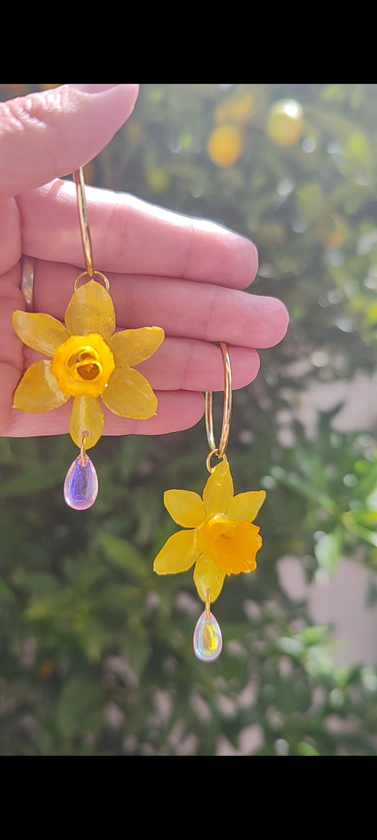 Pendientes de Narciso Real en Resina. Flores Naturales Pintadas con Nácar Dorado. Aros de Acero Inoxidable. Joyería Floral Hecha a Mano