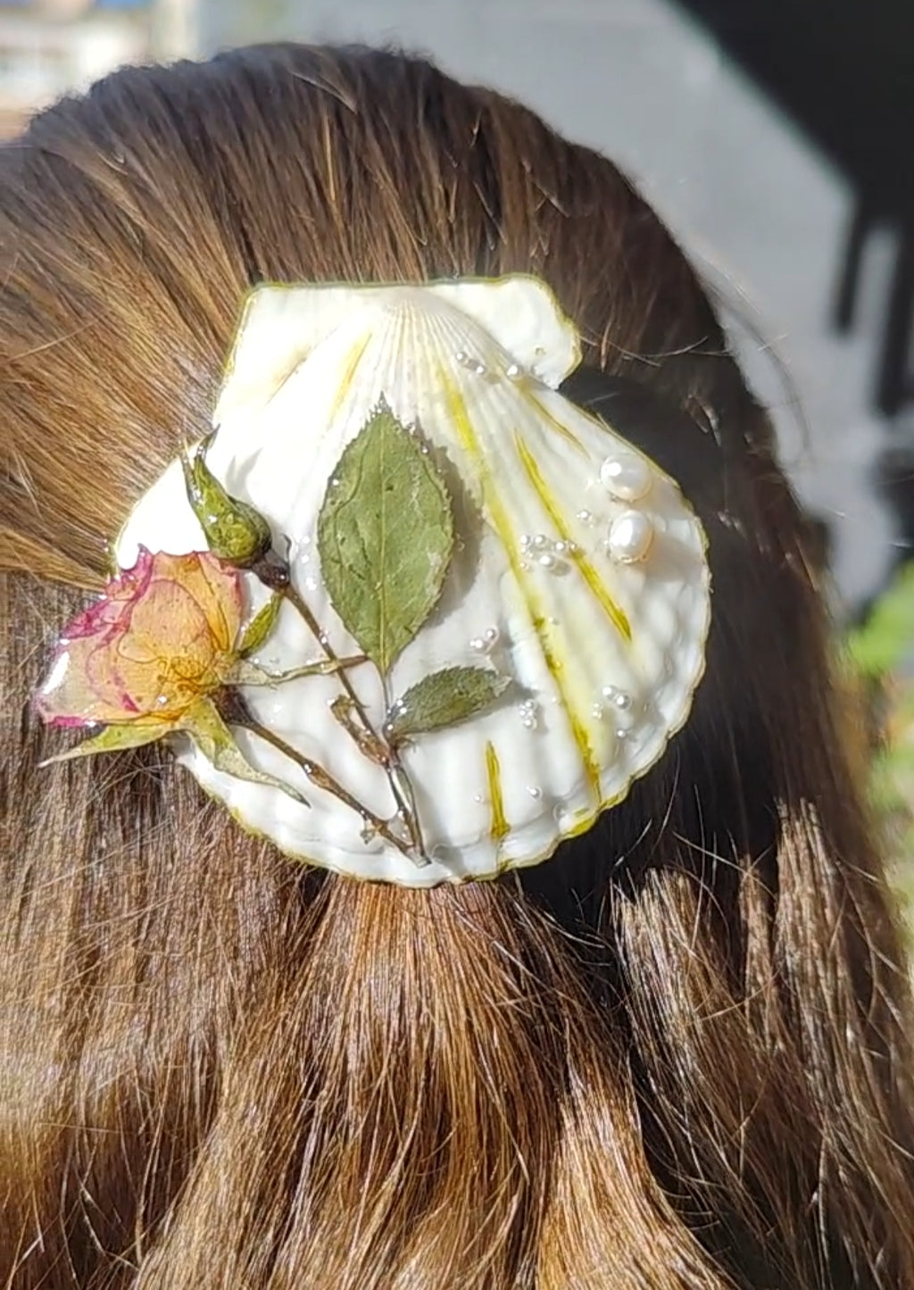 Clip de Pelo con Concha Natural, Rosa Real Resinada y Perlas de Río. Horquilla Artesanal Única. Accesorio Boho Hecho a Mano