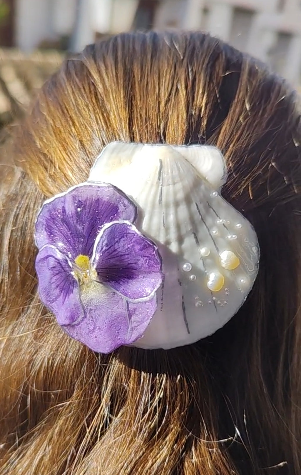 Clip de Pelo con Concha Natural y Flor Preservada de pensamiento resinado y Perlas de Río. Accesorio de Pelo Hecho a Mano