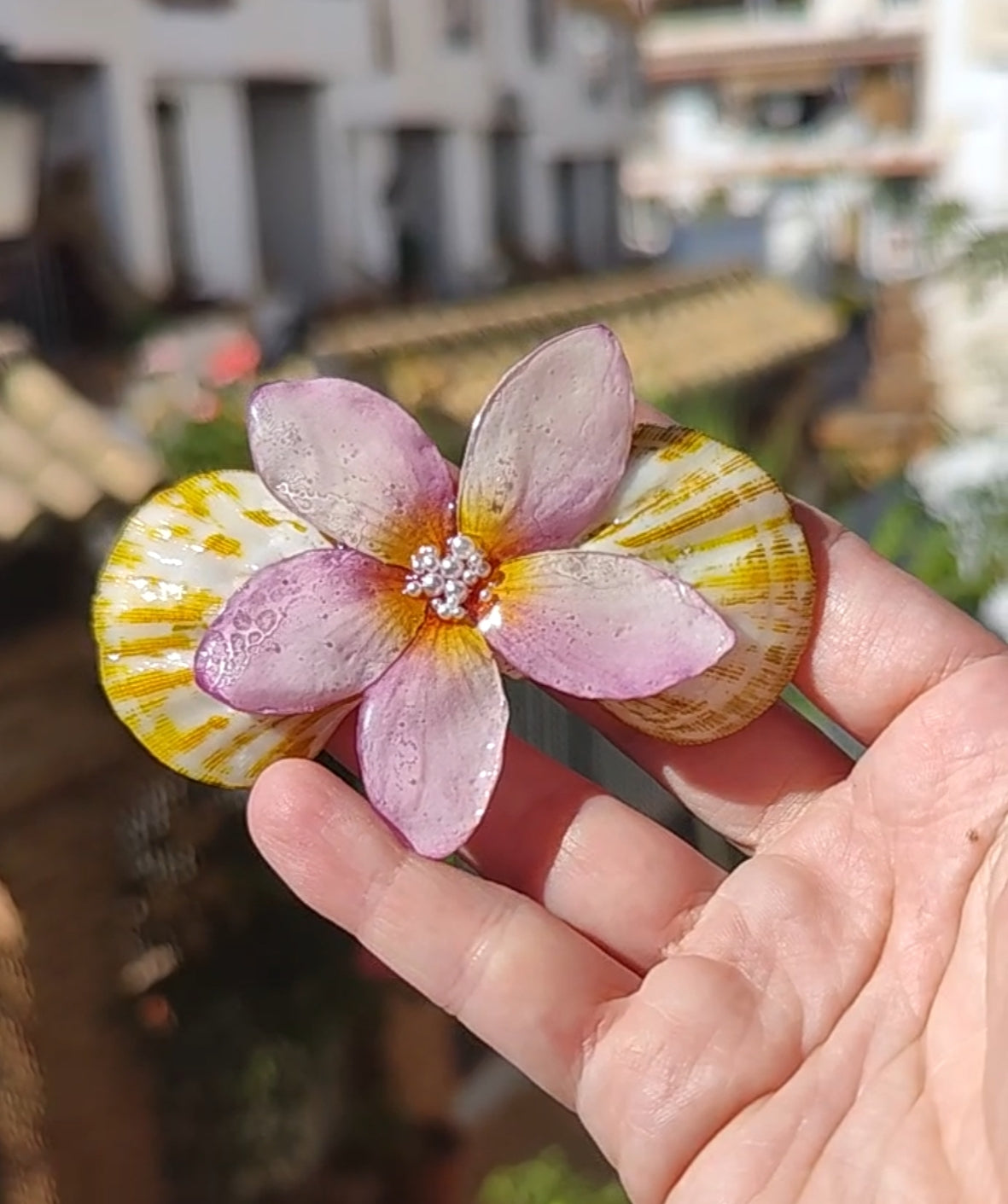 Clip de Pelo Artesanal con Flor de Plumeria y Conchas Naturales. Accesorio Tropical, Boda en la Playa, Estilo Boho Verano
