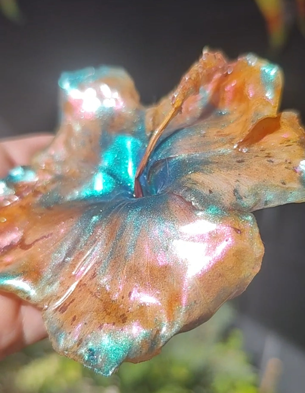 Clip de pelo con flor real, hibisco naranja y verde, pasador artesanal de resina, accesorio floral para el cabello, regalo original
