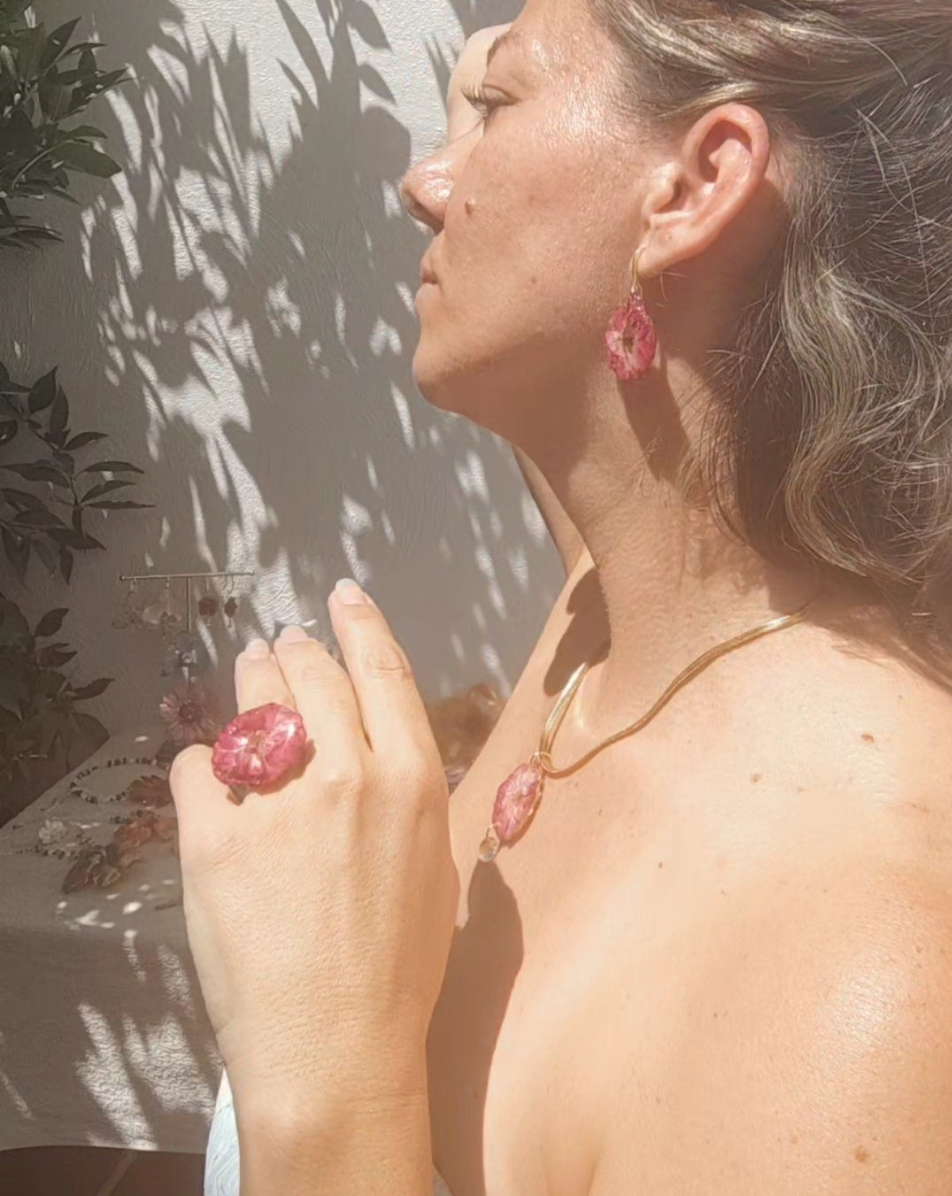 Conjunto de rosas reales resinadas, collar, anillo y pendientes