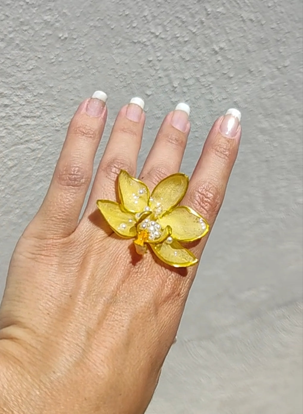 Anillo de orquídea real resinada