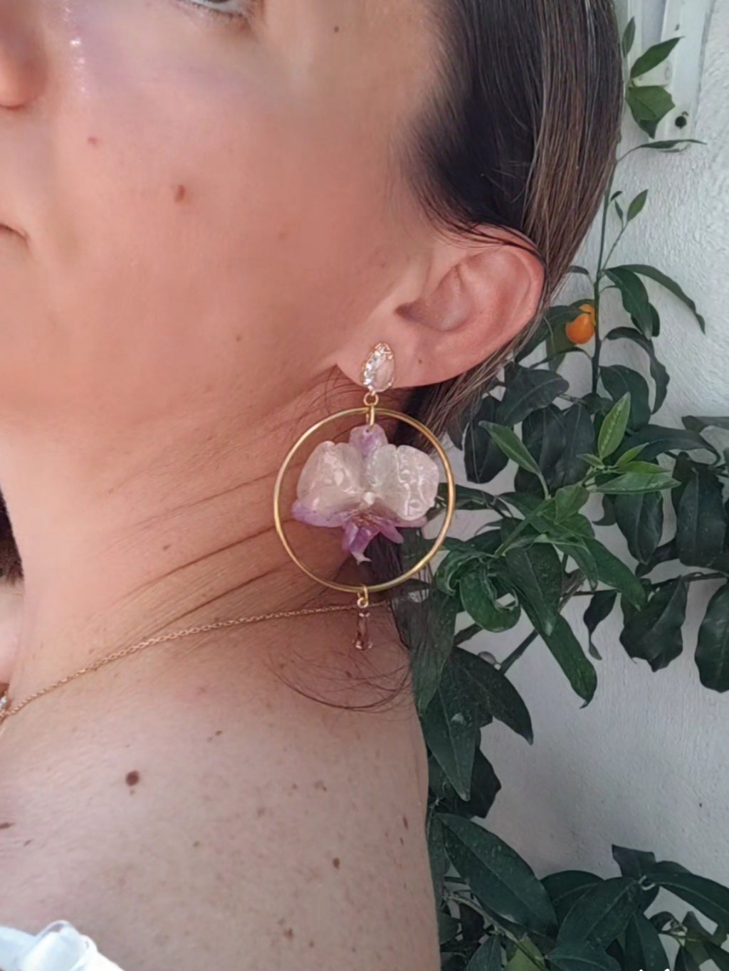 Pendientes Orquídea Lila Hechos a Mano | Aros Dorados y Enganches Bañados en Oro 18K | Pendientes Florales Elegantes