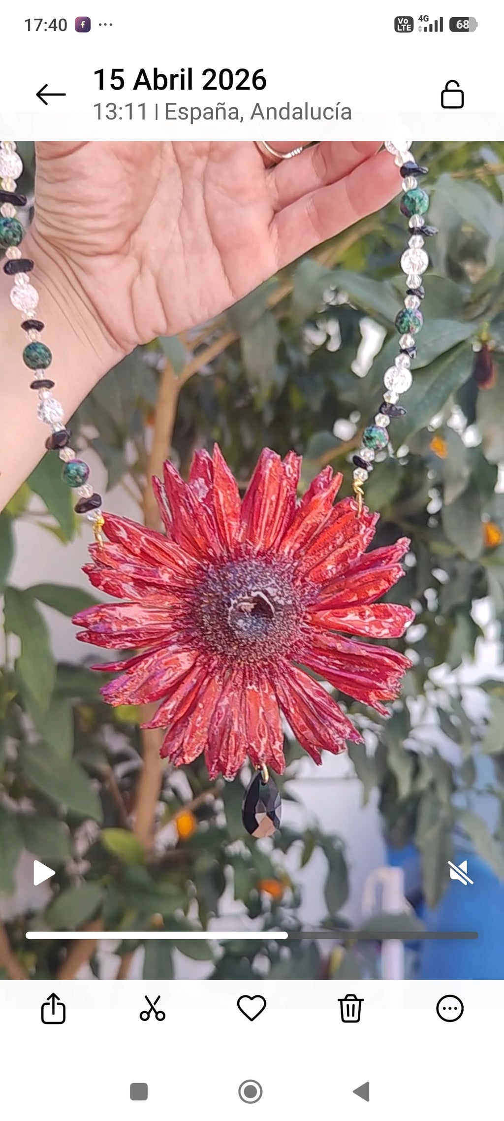 Collar Gerbera Roja Hecho a Mano, Collar con Cristal Facetado, Obsidiana y Piedra Mineral, Flor Pintada con Nácar Iridiscente, Joyería Floral
