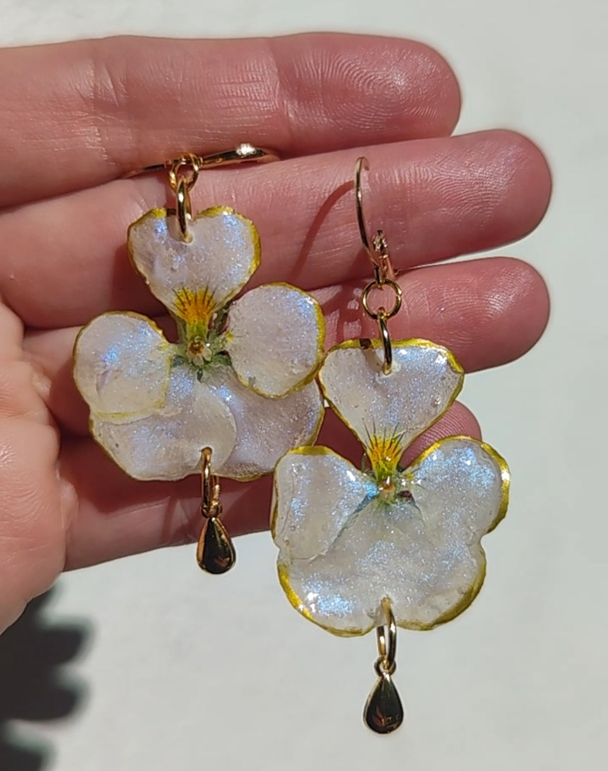 Pendientes de Pensamientos Naturales en Resina – Joyería Floral Hecha a Mano con Brillo Nácar Azul Iridiscente