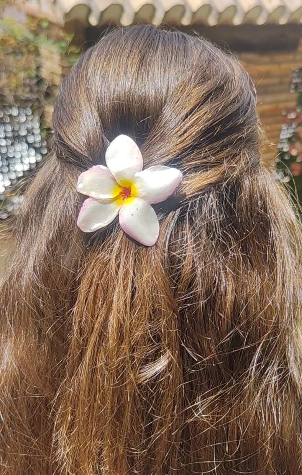 Clip de pelo de flor de mayo o plumeria en resina