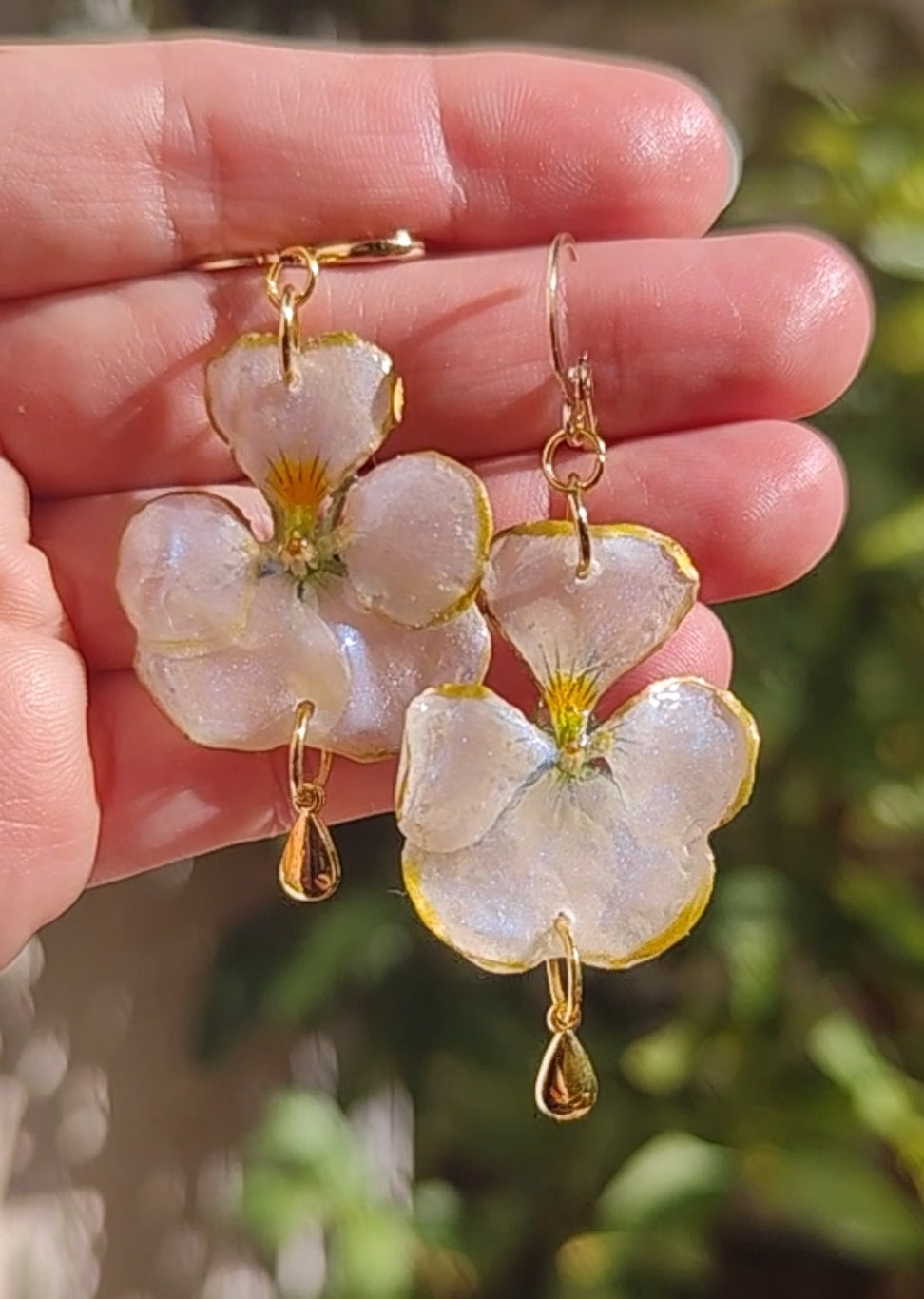 Pendientes de Pensamientos Naturales en Resina – Joyería Floral Hecha a Mano con Brillo Nácar Azul Iridiscente