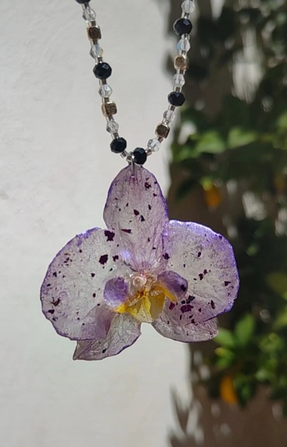 Collar de orquídea real resinada
