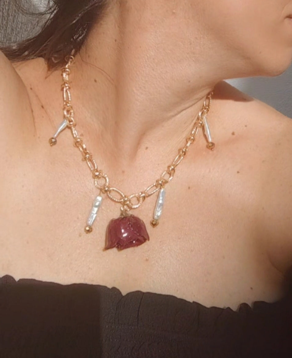 Collar con rosa natural encapsulada en resina – Joyería botánica hecha a mano con perlas y cristal, baño en oro 18K