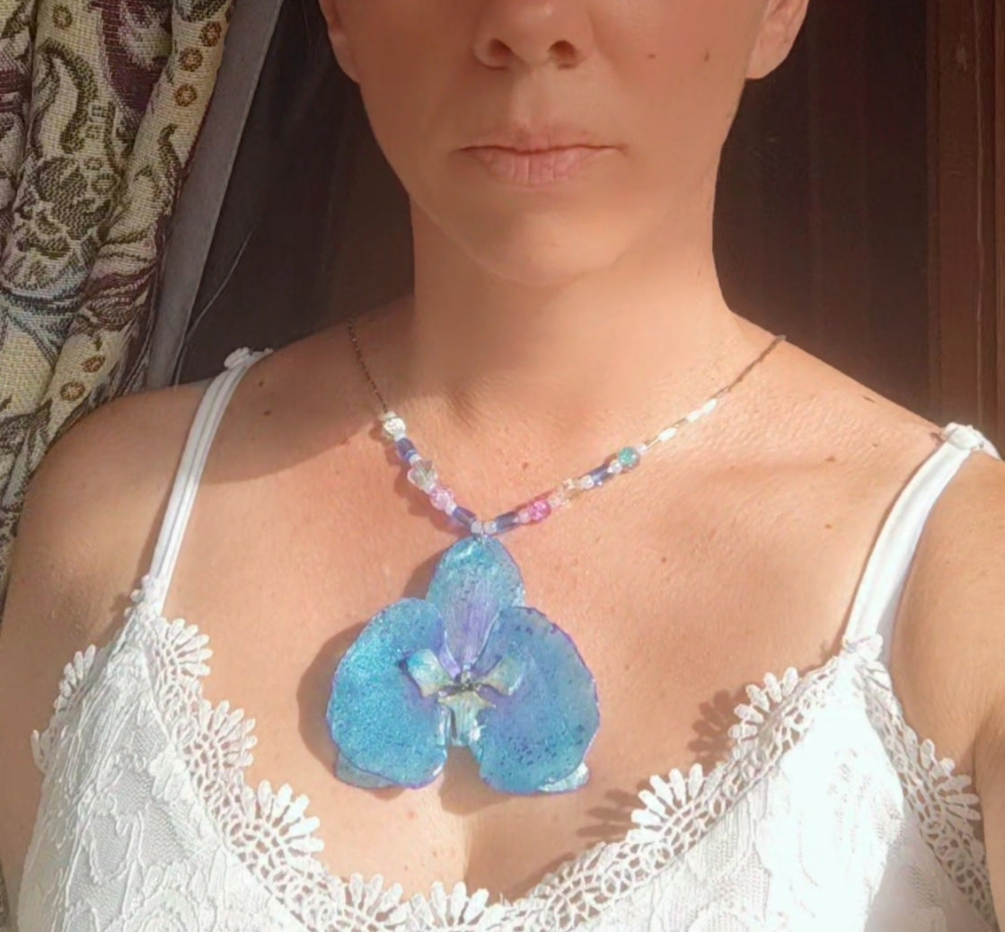 Collar de orquídea real resinada