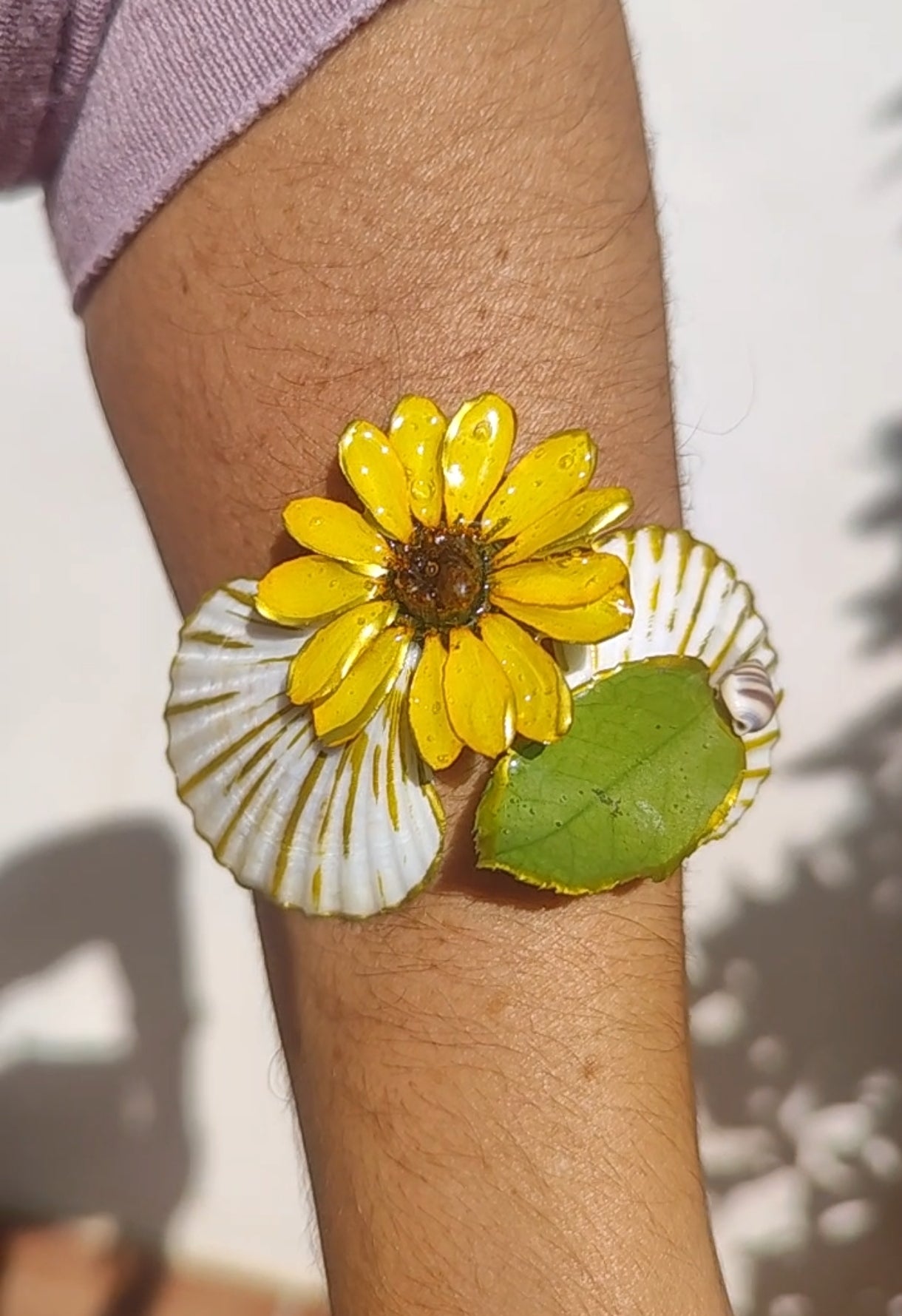 Pulsera artesanal con margarita amarilla real y conchas marinas naturales. Pulsera resinada hecha a mano | Joyería natural inspirada en el mar y las flores