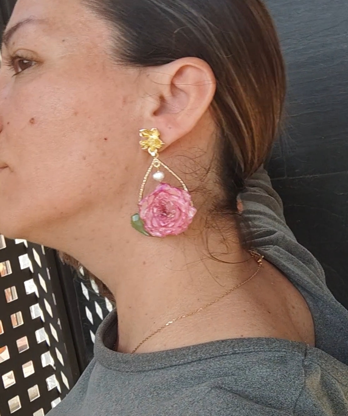 Pendientes con Rosas Reales Preservadas en Resina y Perla Colgante | Pendientes Botánicos Hechos a Mano | Joyería Floral Natural | Regalo Romántico