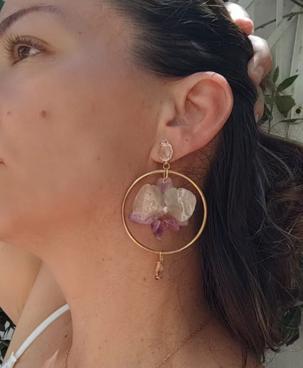 Pendientes Orquídea Lila Hechos a Mano | Aros Dorados y Enganches Bañados en Oro 18K | Pendientes Florales Elegantes