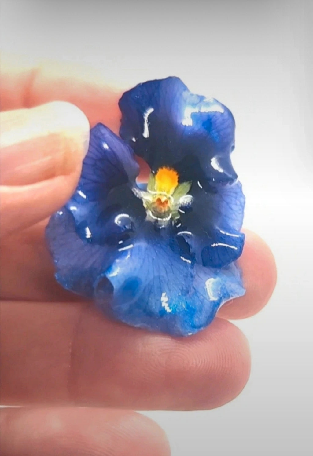 Pendientes de pensamientos reales resinados