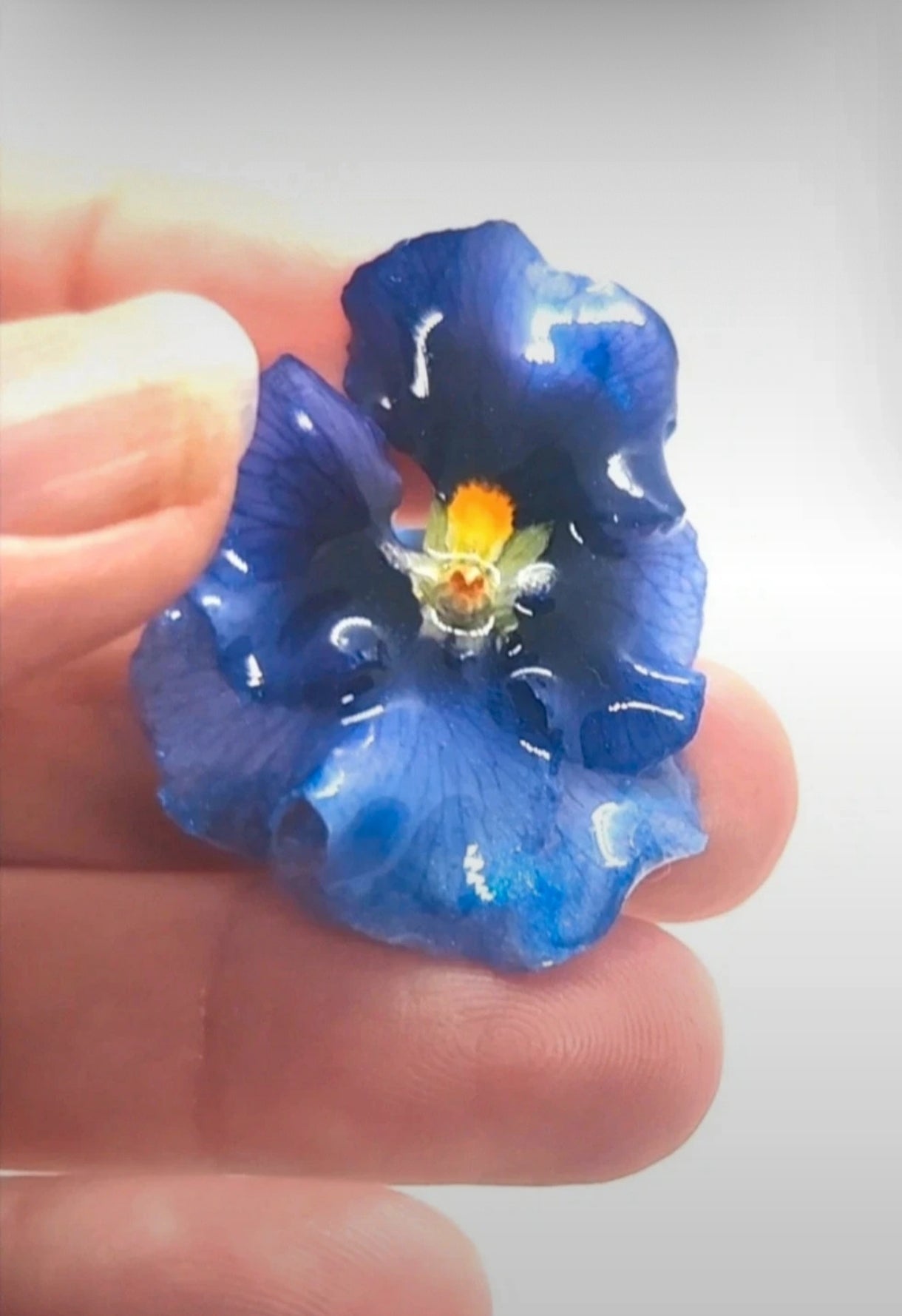 Pendientes de pensamientos reales resinados