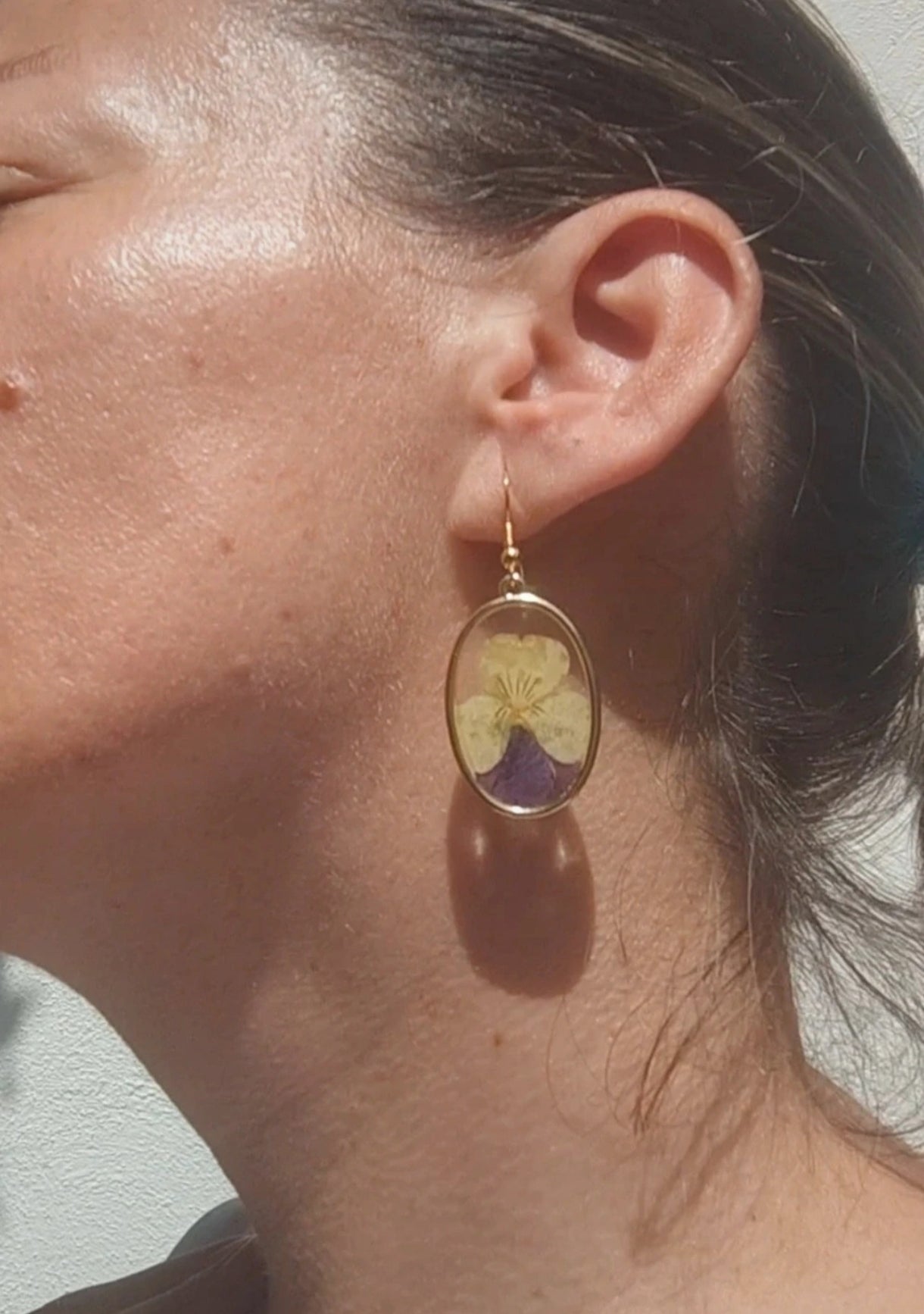 Pendientes artesanales con flores de pensamiento prensadas. Joyería botánica. Regalo para ella.