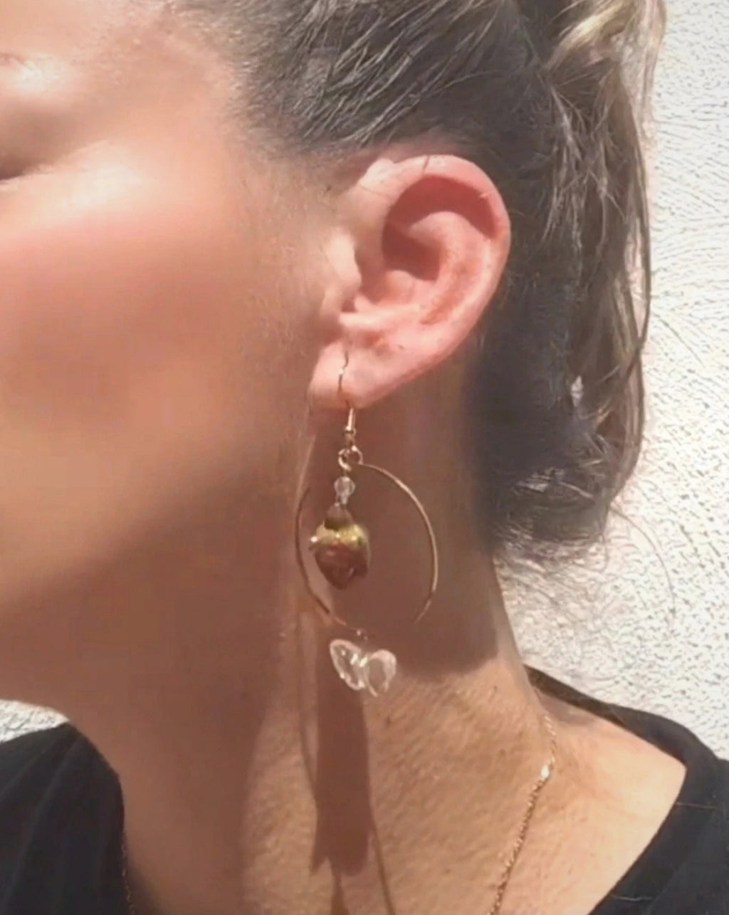 Pendientes hechos a mano con rosas reales resinadas. Regalo para ella. Pendientes con rosas