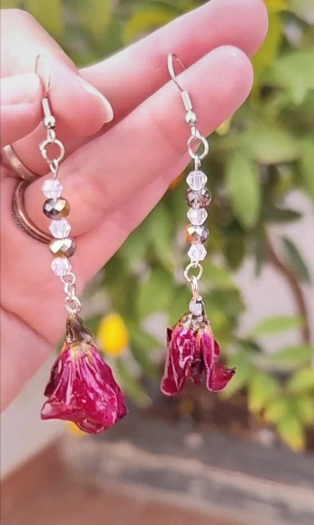 Pendientes artesanales con cristal facetado y rosas naturales. Joyería botanica única y elegante