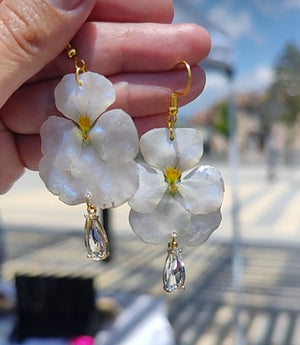 Conjunto de pendiented y collar de pensamientos reales resinados blancos anacarados