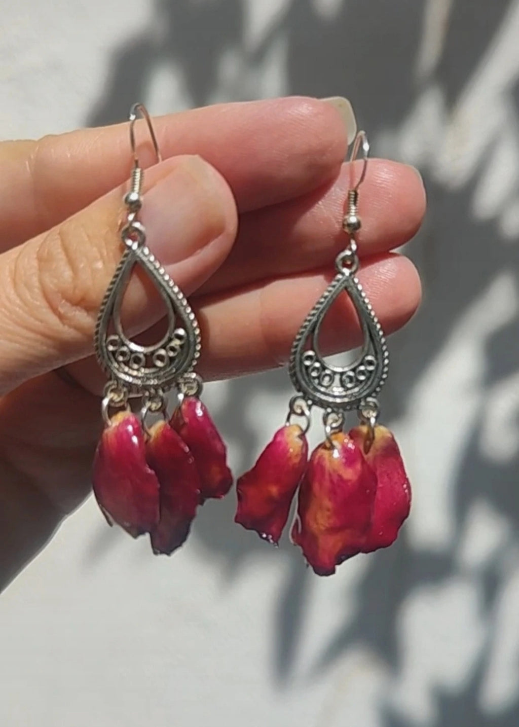 Pendientes de pétalos de rosa real resinada