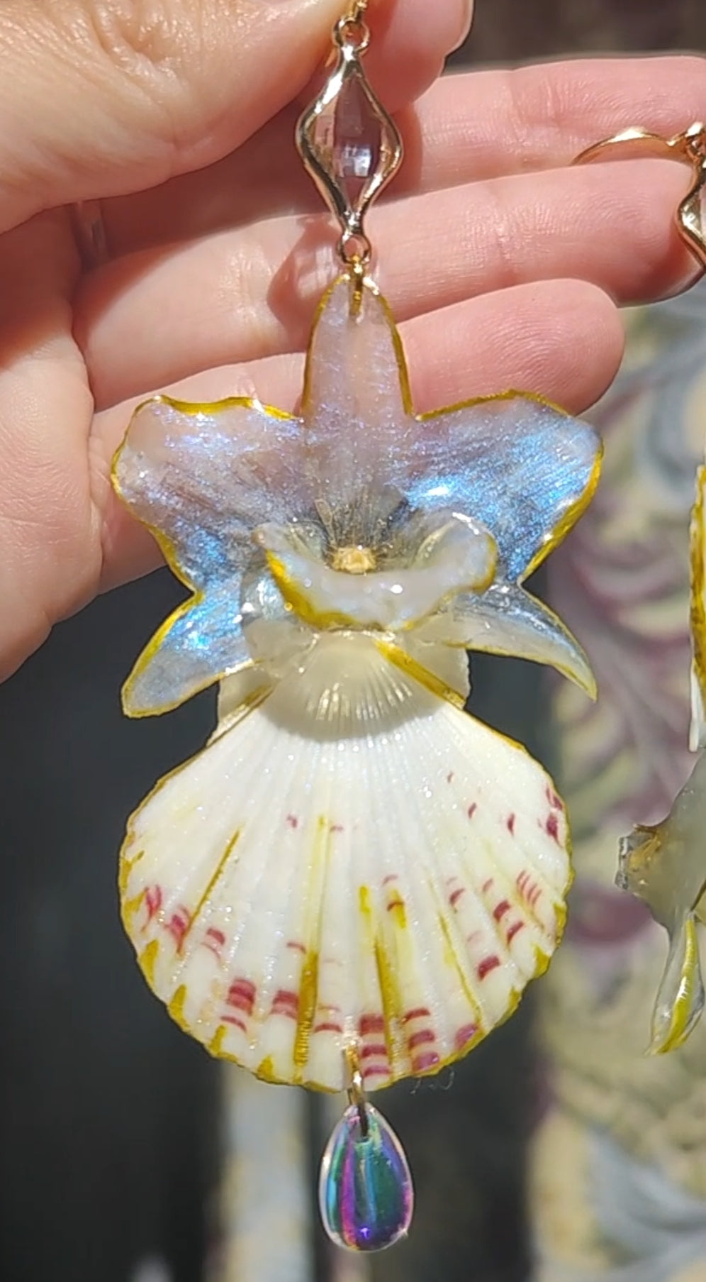 Pendientes artesanales con orquídeas dendrobium reales resinadas, conchas marinas naturales y lágrima de cristal – Joyería botánica hecha a mano