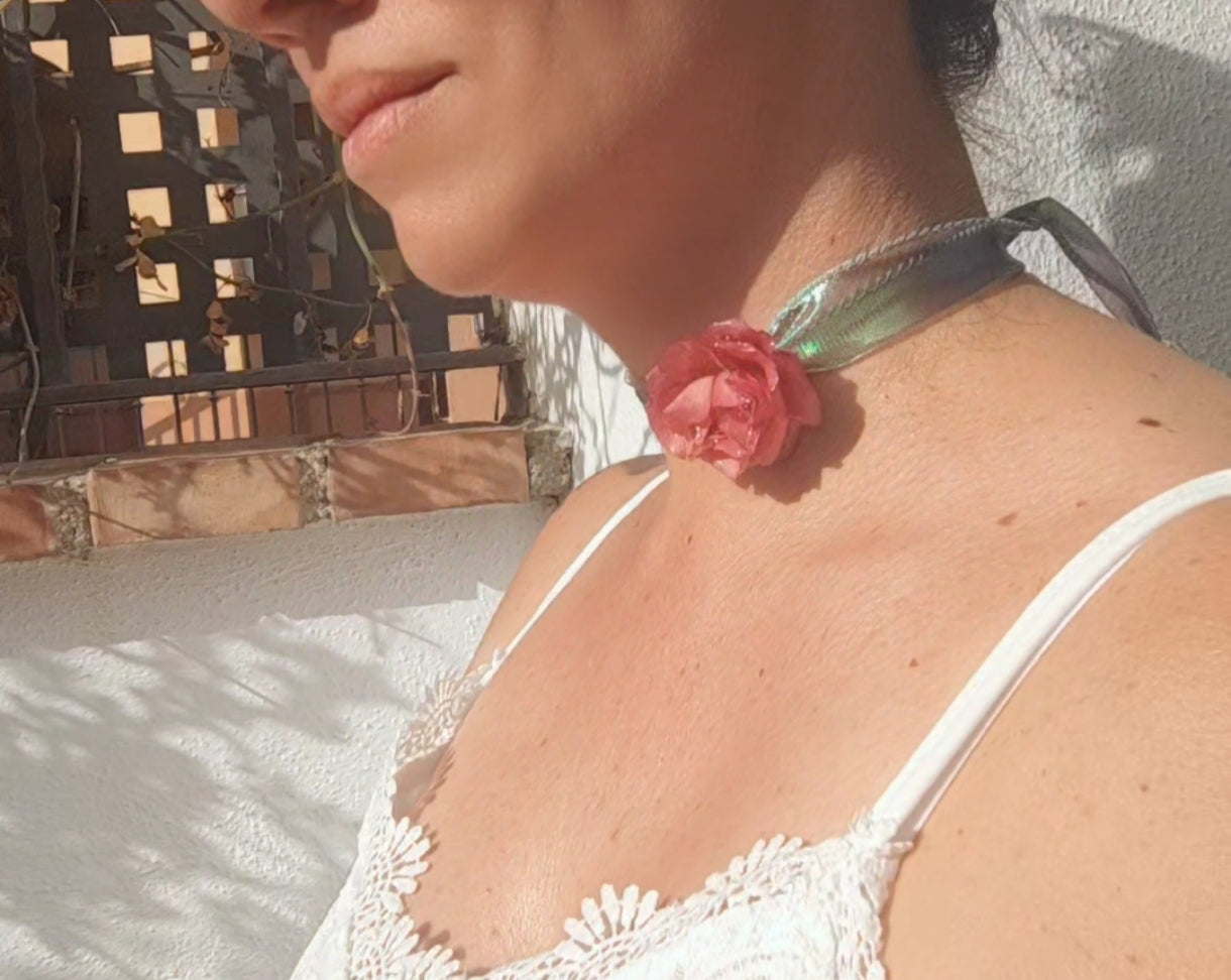 Collar de rosa real resinada