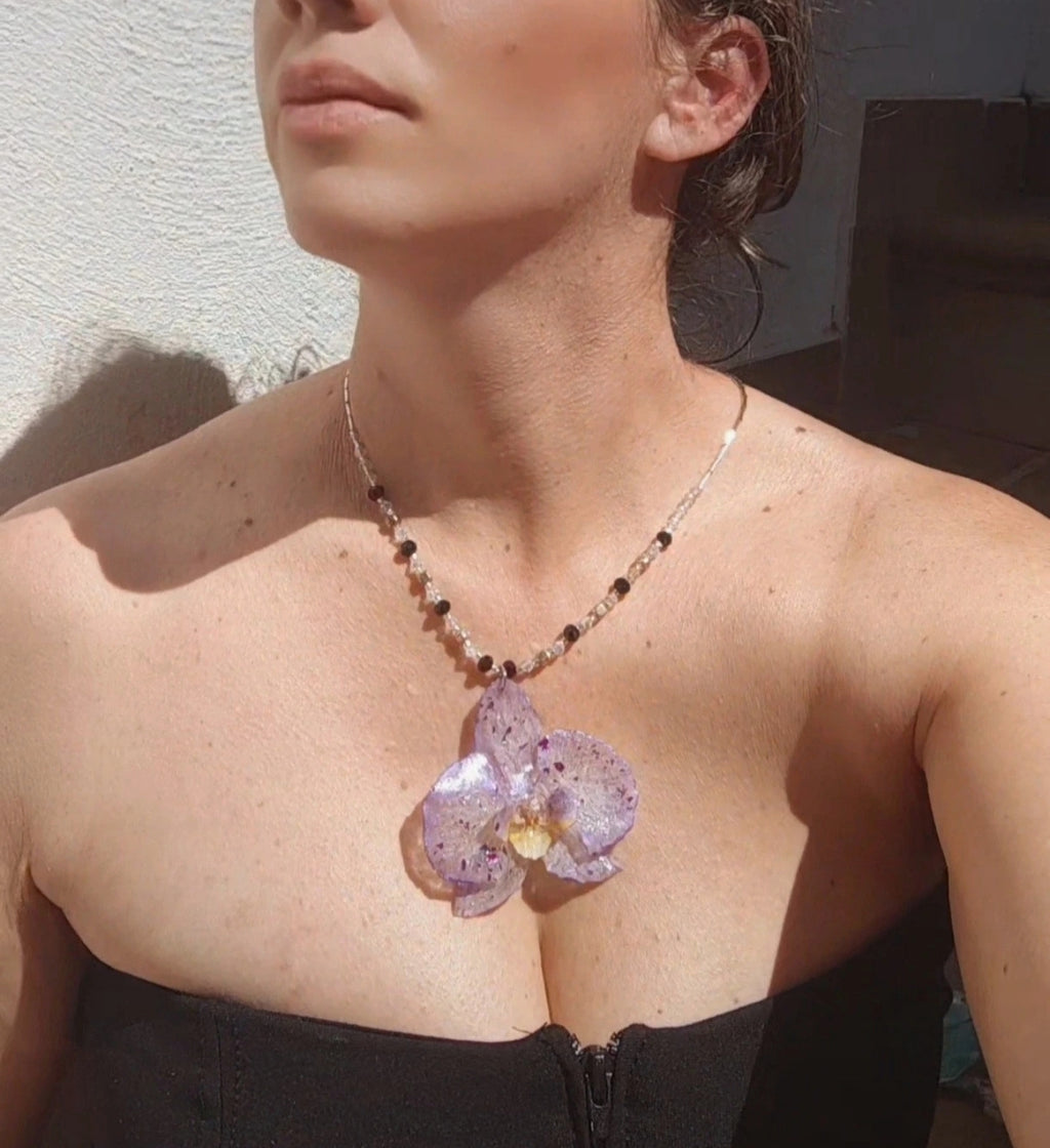 Collar de orquídea real resinada