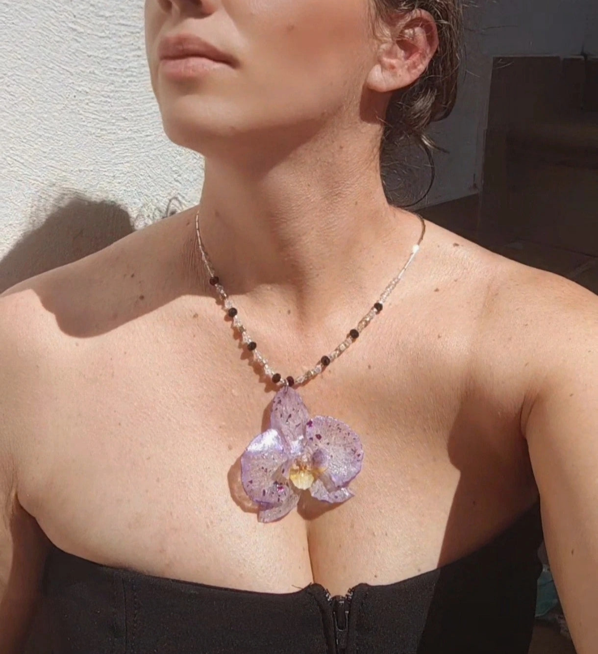Collar de orquídea real resinada