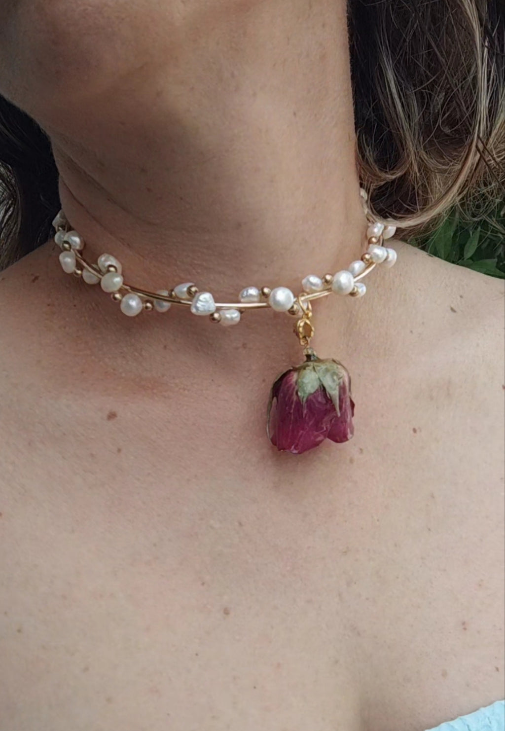 Collar Exclusivo de Perlas Naturales y Rosa Roja Preservada | Joyería Artesanal Única | eternalflowersbyMonicaDelgado