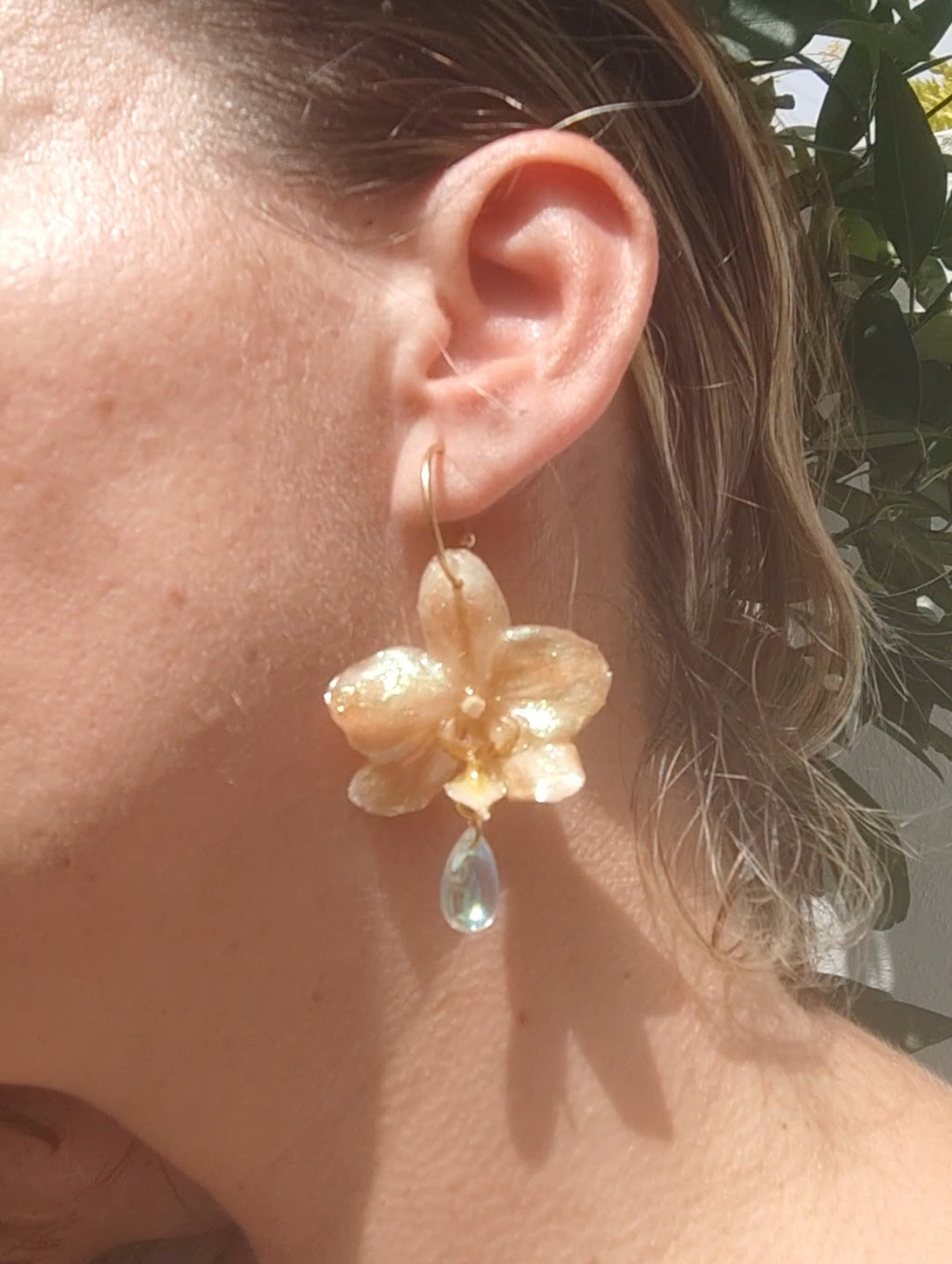 Pendientes de orquídeas amarillas auténticas hechos a mano • Aros con diseño botánico natural, detalle con cristal colgante