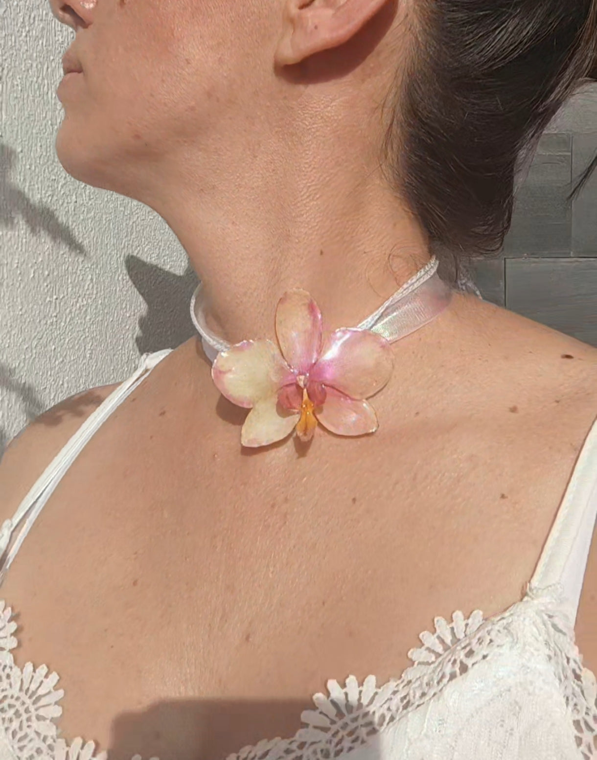 Collar con orquídea real en resina
