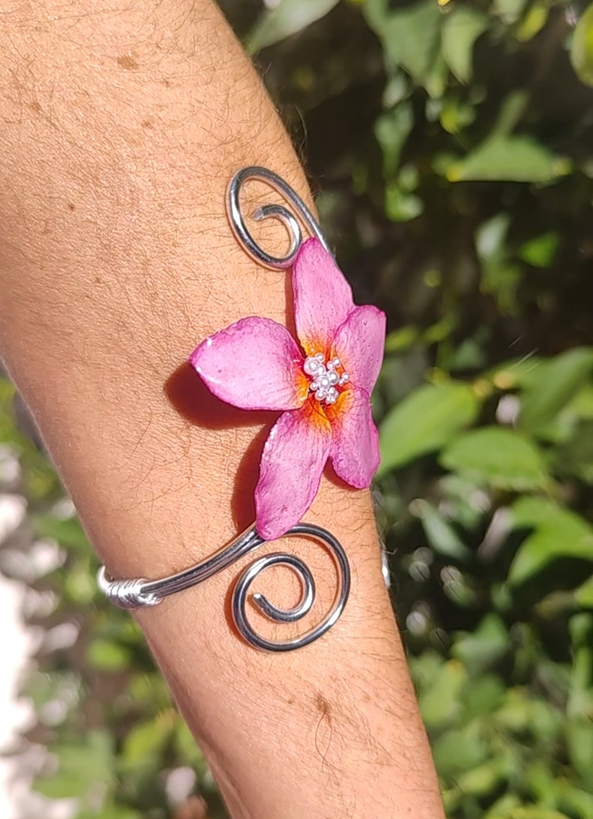 Pulsera Artesanal de Alambre con Flor Real de Plumeria en Resina y Perlitas · Joyería Hecha a Mano · Regalo Boho Único