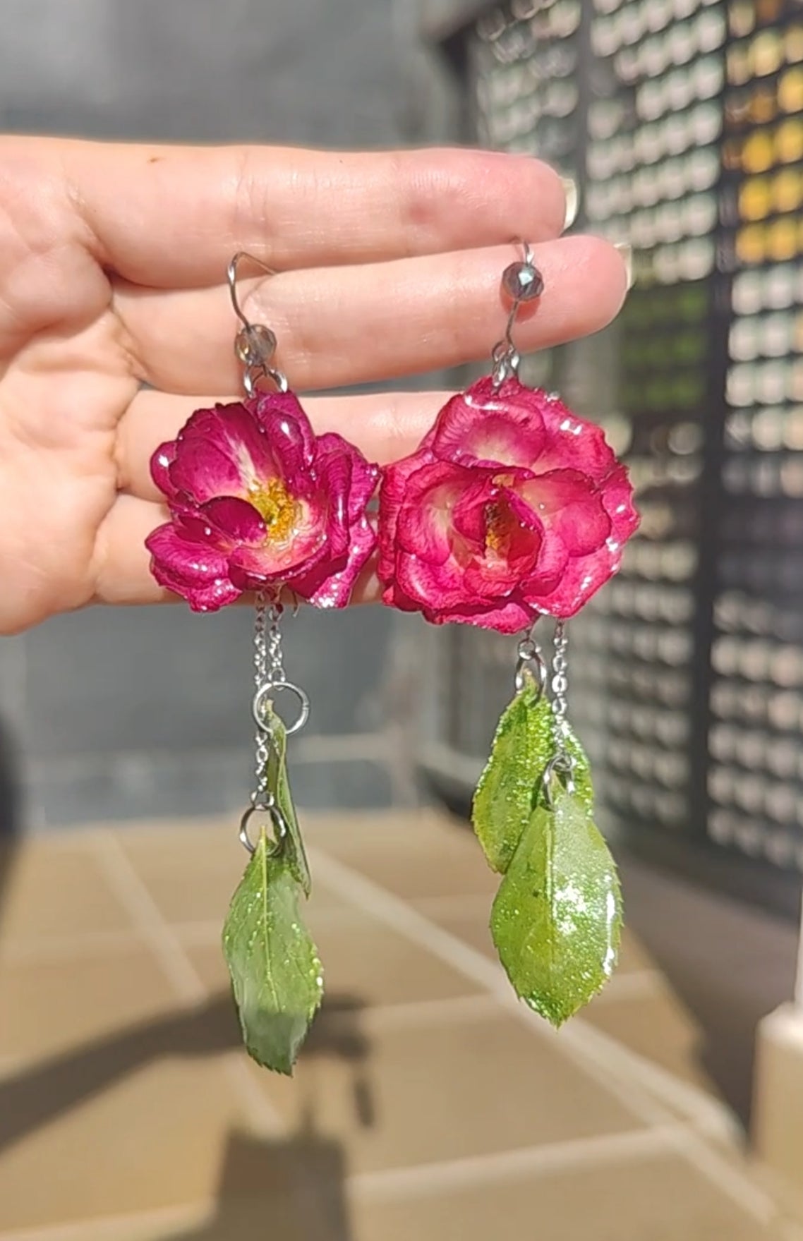 Pendientes de hojas y rosas reales