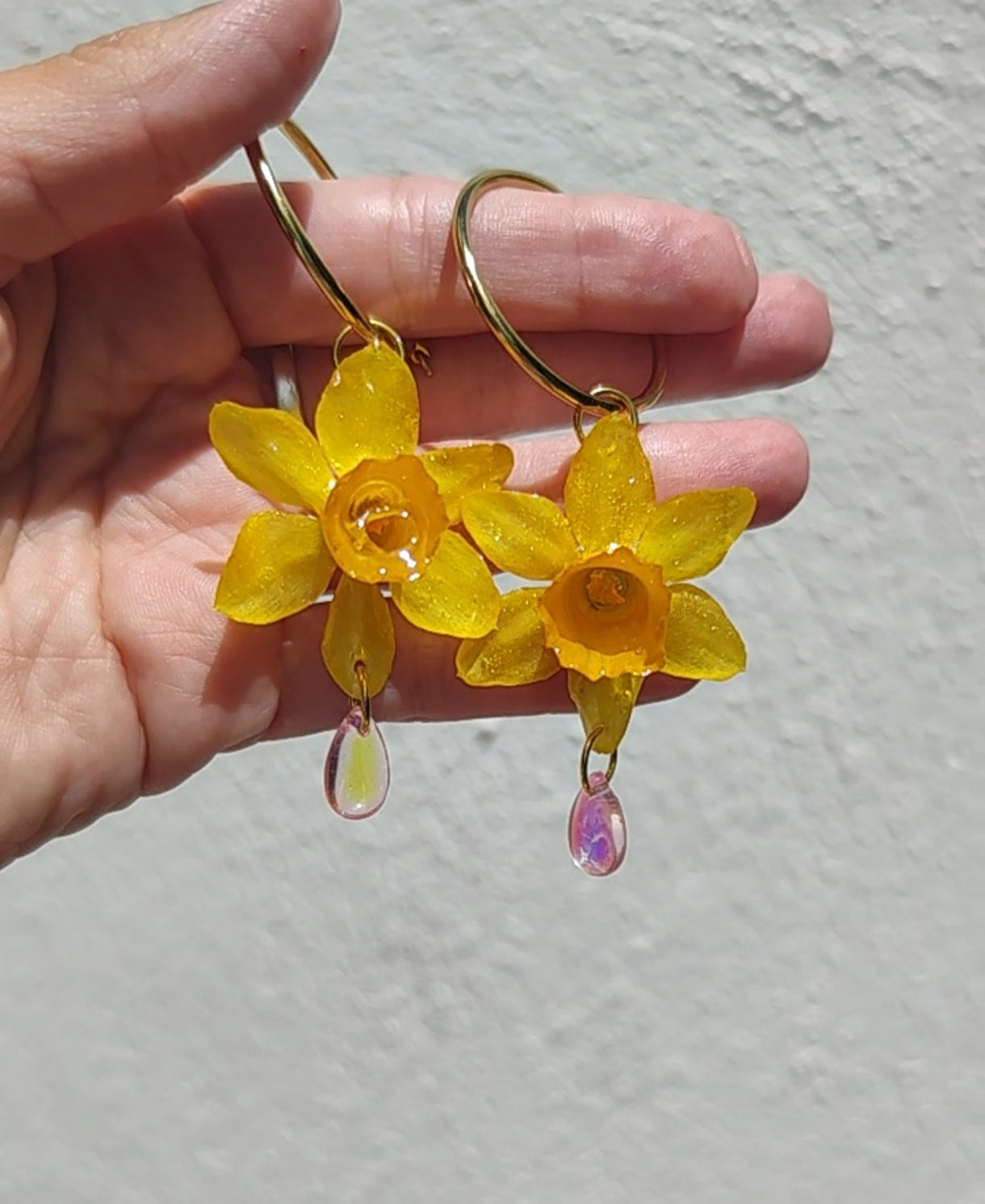 Pendientes de Narciso Real en Resina. Flores Naturales Pintadas con Nácar Dorado. Aros de Acero Inoxidable. Joyería Floral Hecha a Mano