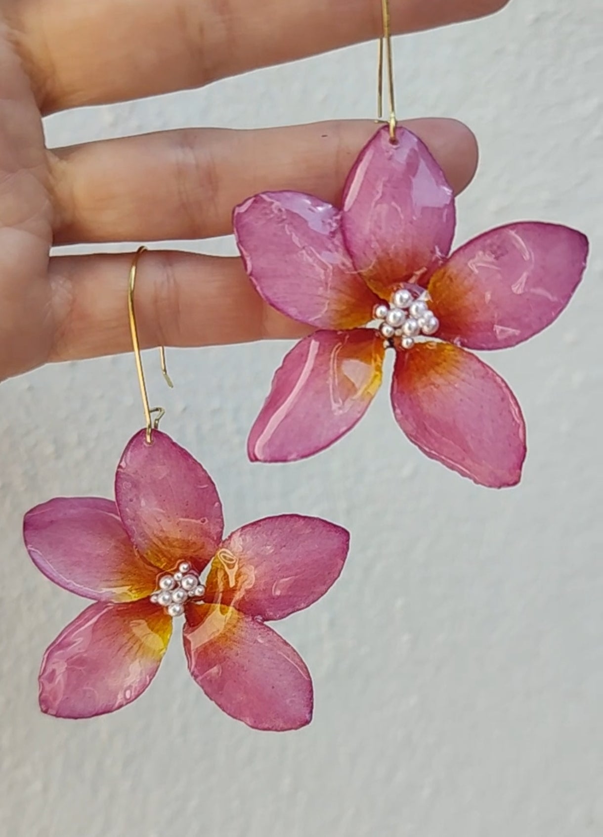 Pendientes flor de plumeria resinada con perlita central. Hechos a mano. Ganchos de acero inoxidable. Joyería floral ligera y elegante