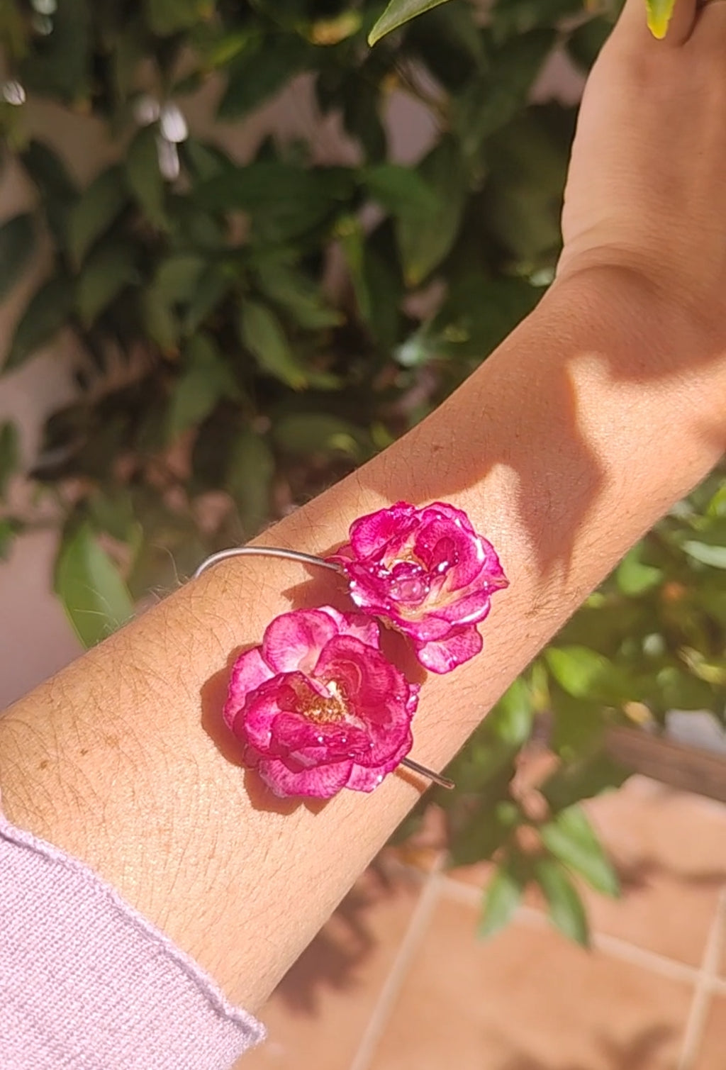 Pulsera de Rosas Reales. Brazalete de Acero Inoxidable con Rosas Preservadas en Resina, Joyería Artesanal, Regalo Romántico para Ella