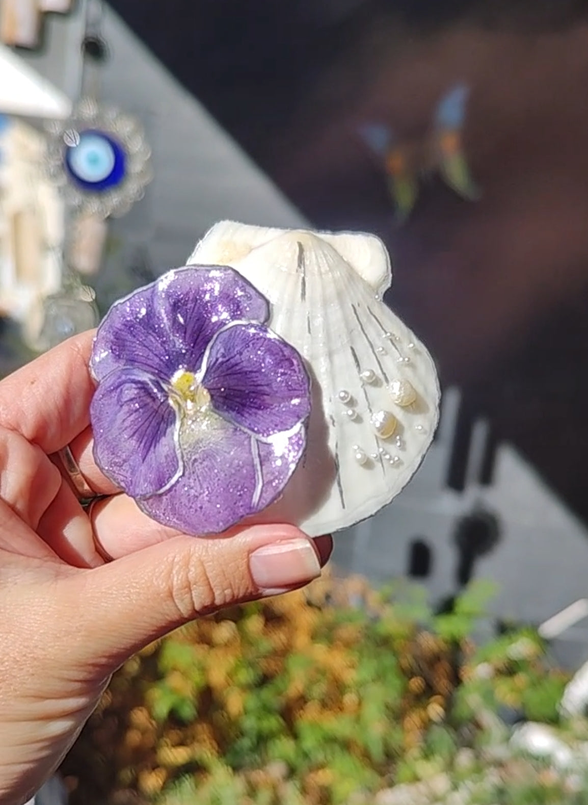 Clip de Pelo con Concha Natural y Flor Preservada de pensamiento resinado y Perlas de Río. Accesorio de Pelo Hecho a Mano