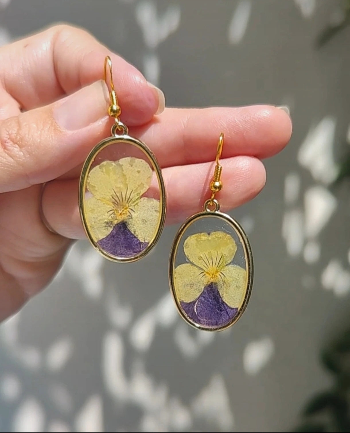 Pendientes artesanales con flores de pensamiento prensadas. Joyería botánica. Regalo para ella.